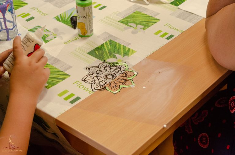 Kézműves foglalkozásunkon üvegeket hasznosítottunk újra