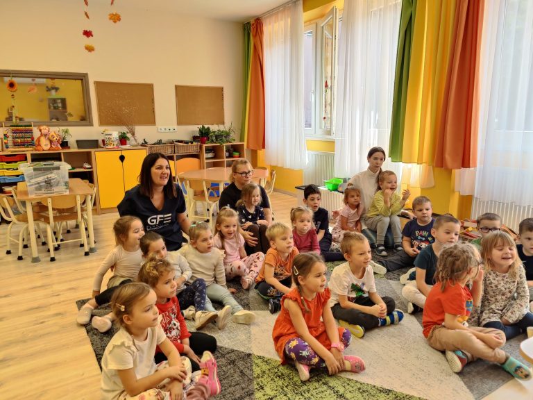 Meseládikánkkal a Gyakorló Óvoda Tulipán és Búzavirág csoportosaihoz látogattunk el.